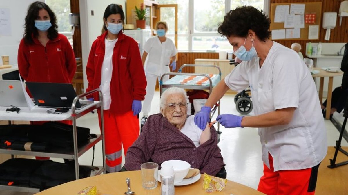 Donatila Martín recibe su tercera dosis de vacuna a sus 108 años. ECB