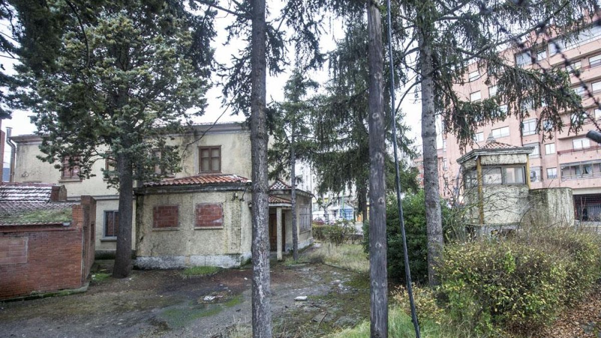 Este es el antiguo solar de Defensa donde se ubicará la nueva residencia de ancianos, junto a la calle Vitoria.-ISRAEL L. MURILLO