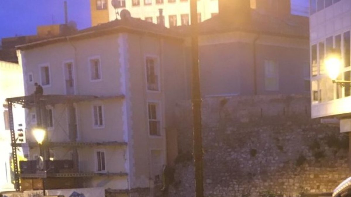 El sujeto, encaramado en la estructura metálica. ECB