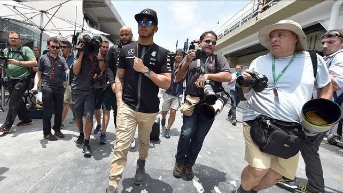 Hamilton llega al circuito de Interlagos.-AFP / MIGUEL SCHINCARIOL