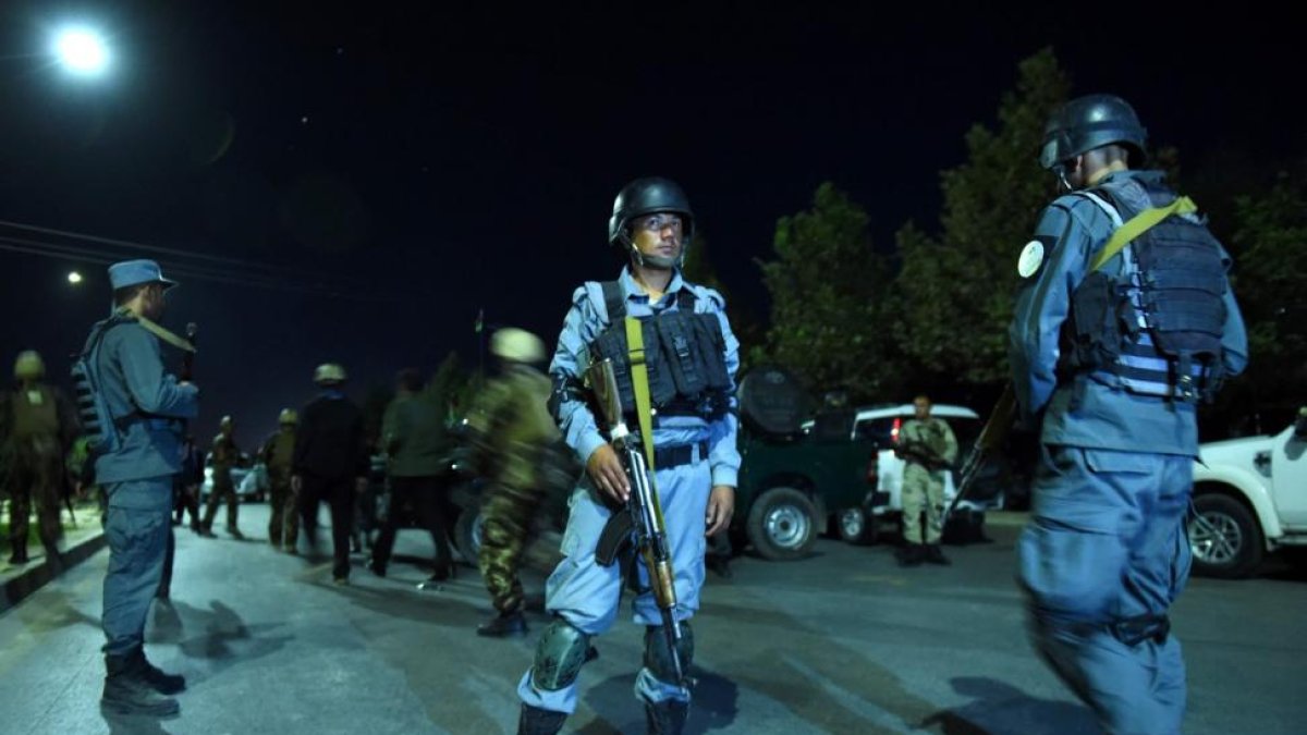 Militares afganos frente a la Universidad Americana de Kabul.-WAKIL KOHSAR / AFP