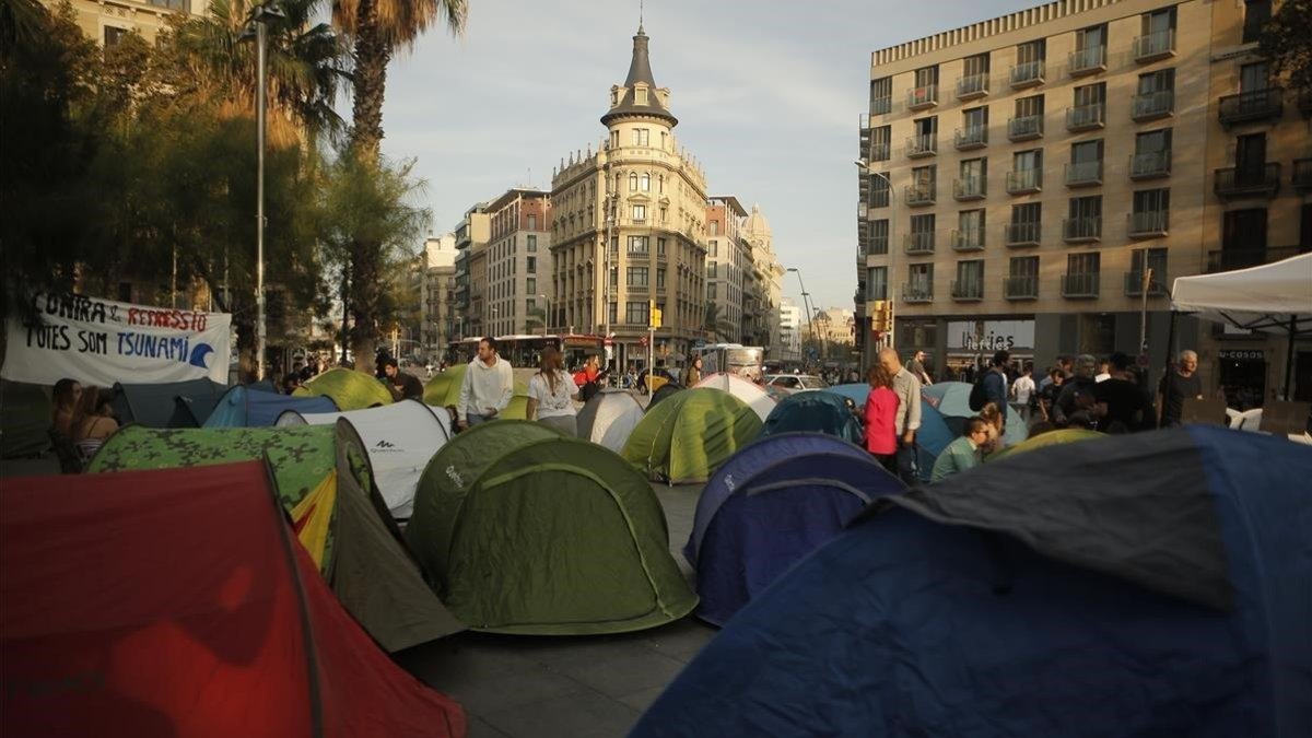 La plaza de la Universitat de Barcelona, a media tarde, repleta de tiendas de campaña.-JOAN MATEU