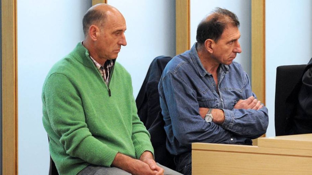 José Ángel Braceras, absuelto por el tribunal, y su hermano Doroteo, durante una sesión del juiico celebrado en la Audiencia-Santi Otero