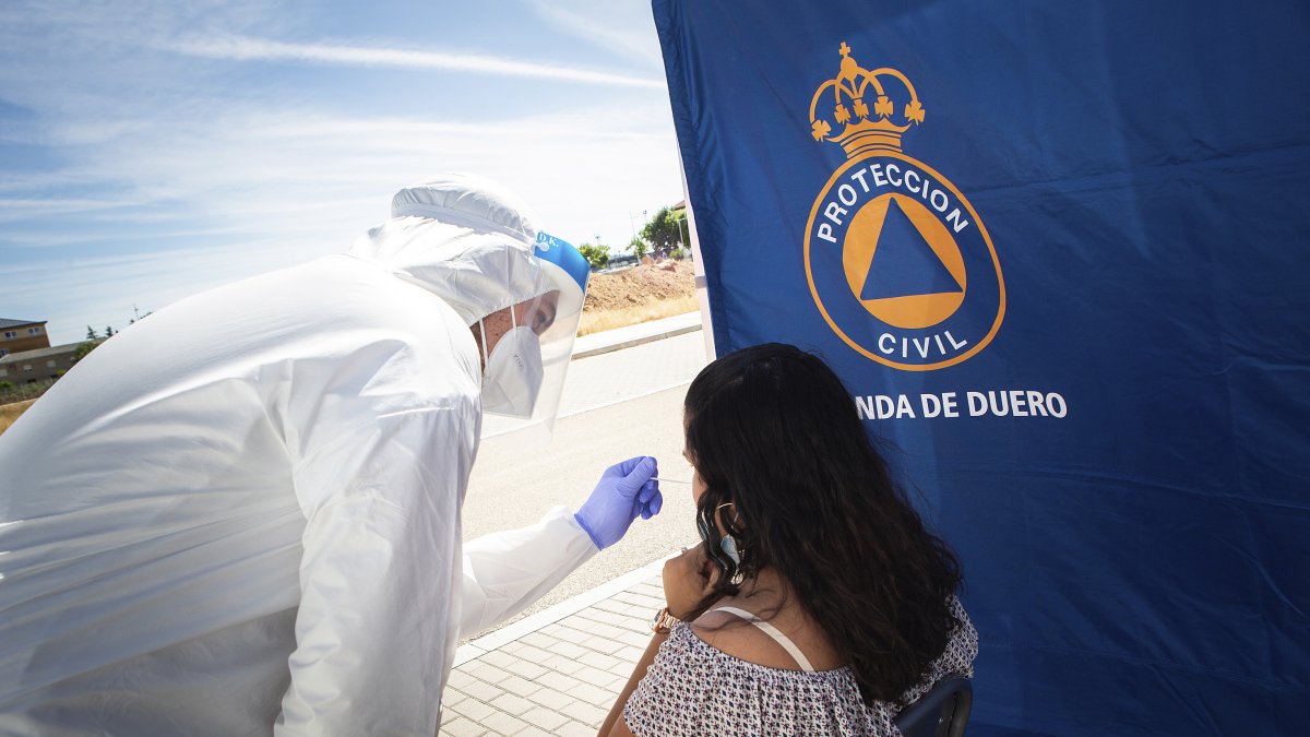 Una persona es sometida a un test pcr en Aranda de Duero. PACO SANTAMARÍA