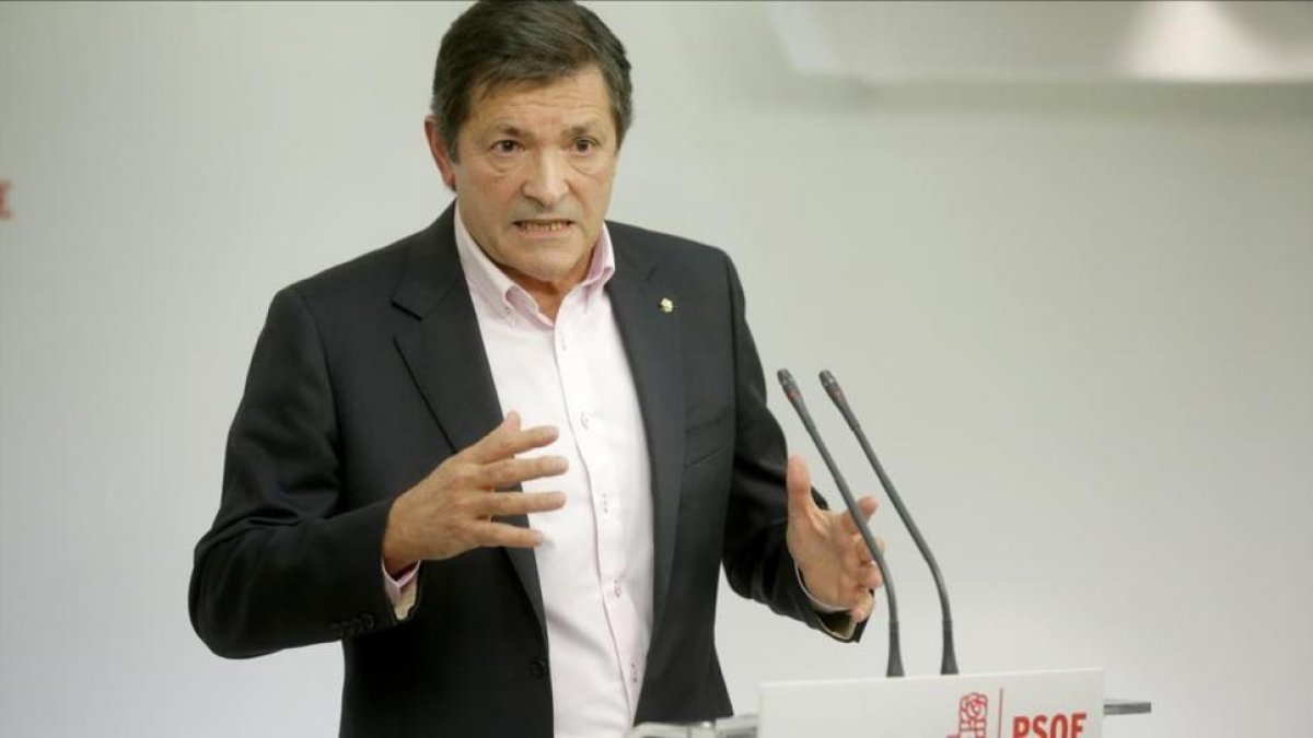 El presidente de la gestora, Javier Fernandez, en rueda de prensa.-JOSÉ LUIS ROCA