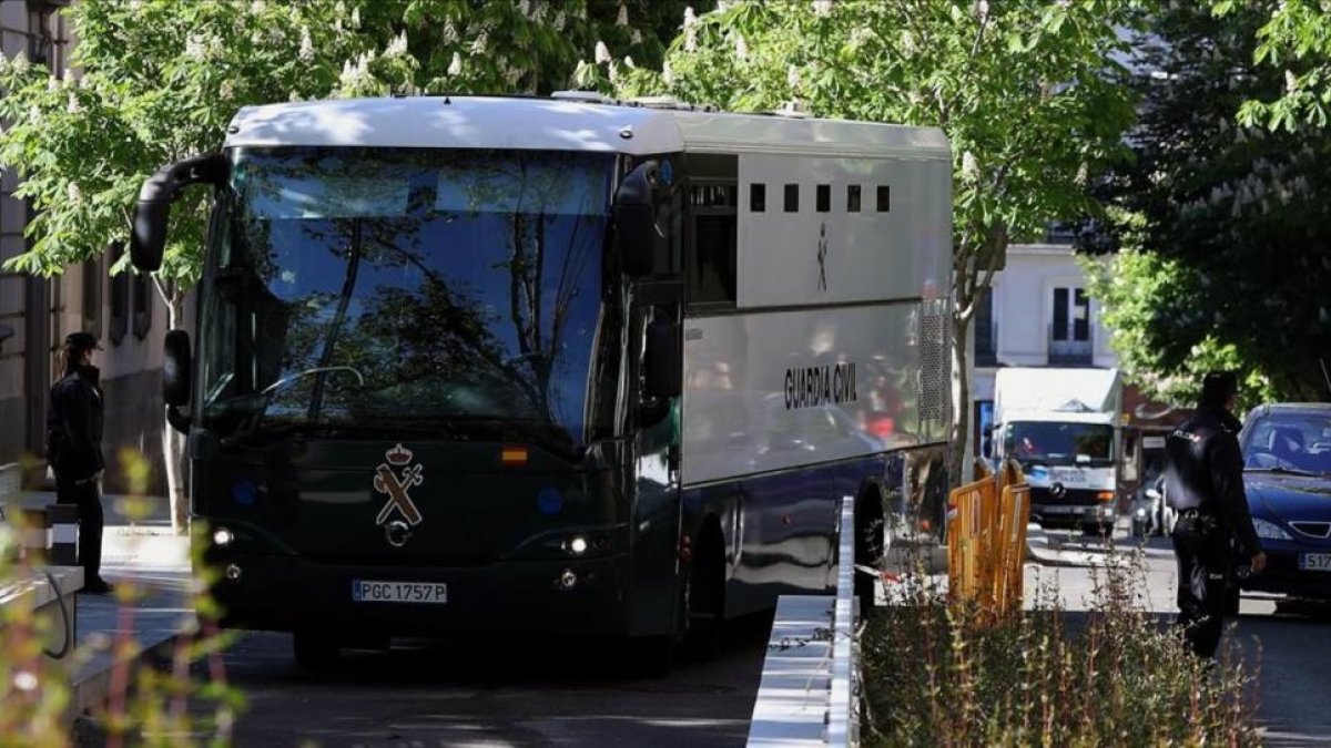 Un furgón de la Guardia Civil traslada a los detenidos de la 'operacion Lezo', el pasado viernes.-EFE / J. J. GUILLÉN