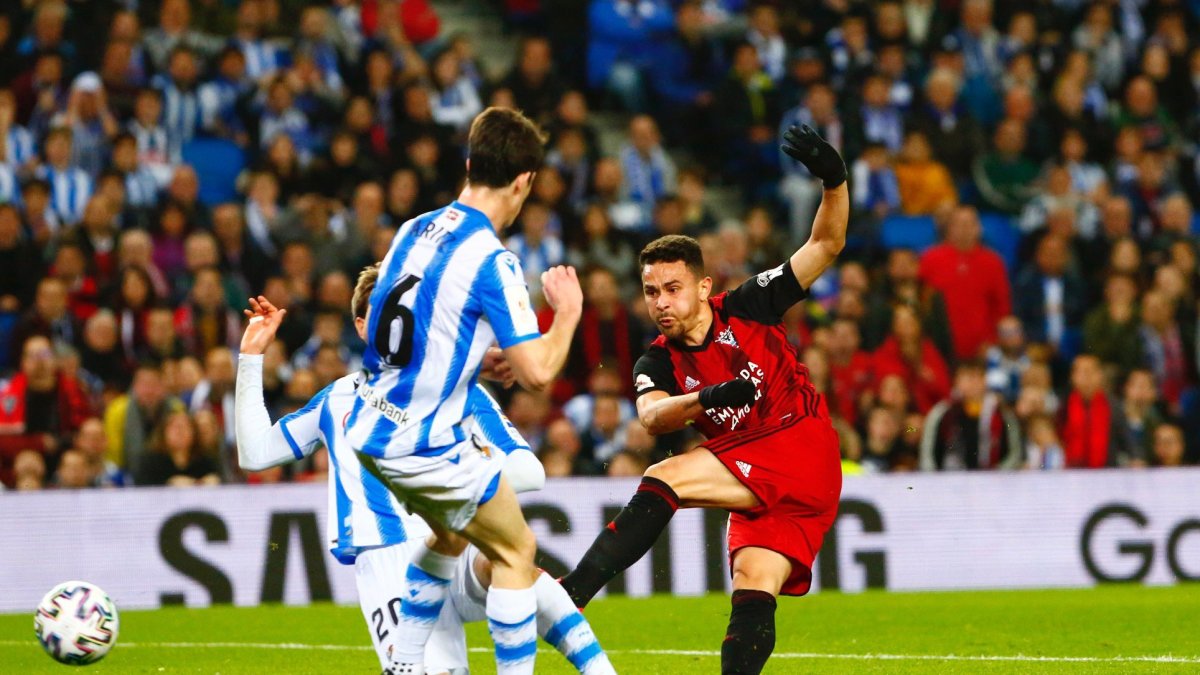Matheus conecta el disparo que supuso el 1-1, ayer, en Anoeta. TWITTER / @CDMIRANDES