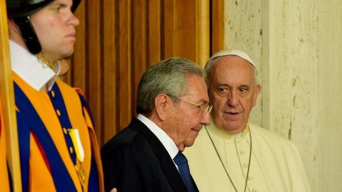 El papa Francisco y Raúl Castro, presidente de Cuba, tras la reunión que han mantenido en el Vaticano, este domingo.-Foto: AFP / VINCENZO PINTO
