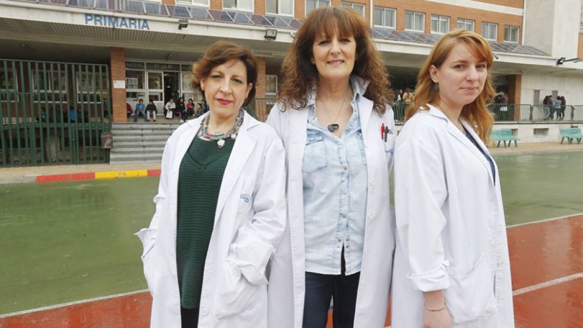 Tres de las cuatro profesoras encargadas de implantar el programa posan en el patio del colegio Círculo Católico.-RAÚL G. OCHOA