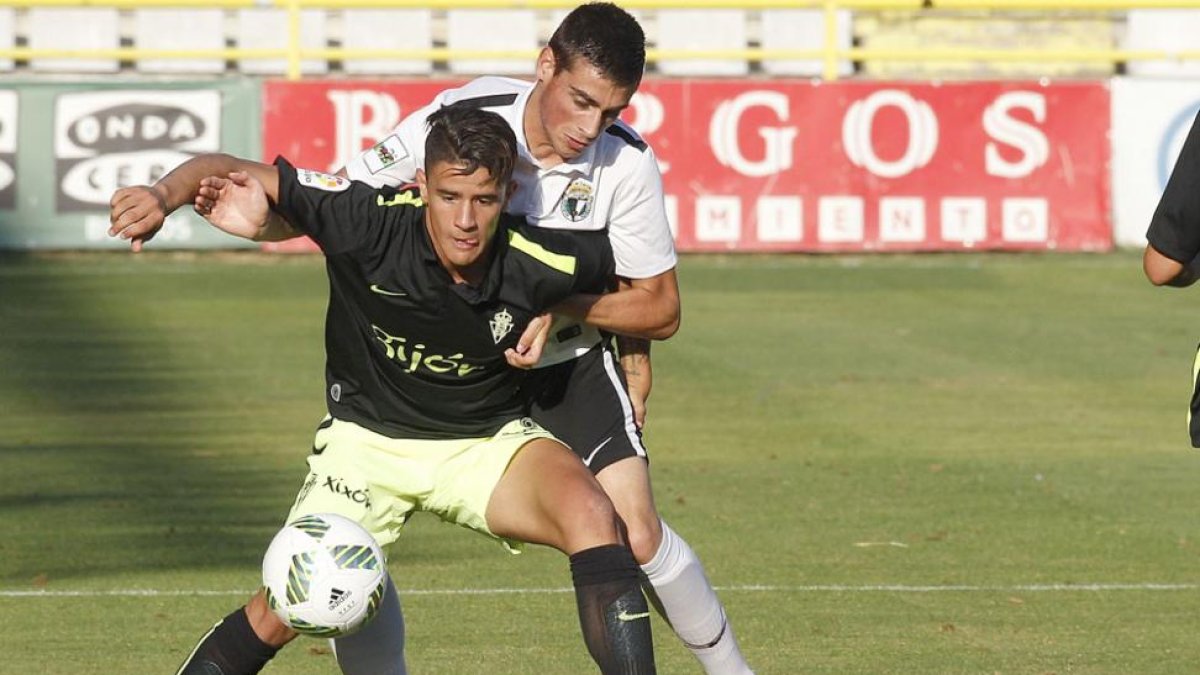 SergioEsteban presiona a un rival.-SANTI OTERO