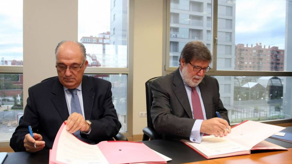 El presidente de Cecale, Santiago Aparicio (D), y el presidente de la Cámara Franco-Española de Comercio e Industria, Domingo San Felipe, suscriben un convenio de colaboración-Ical