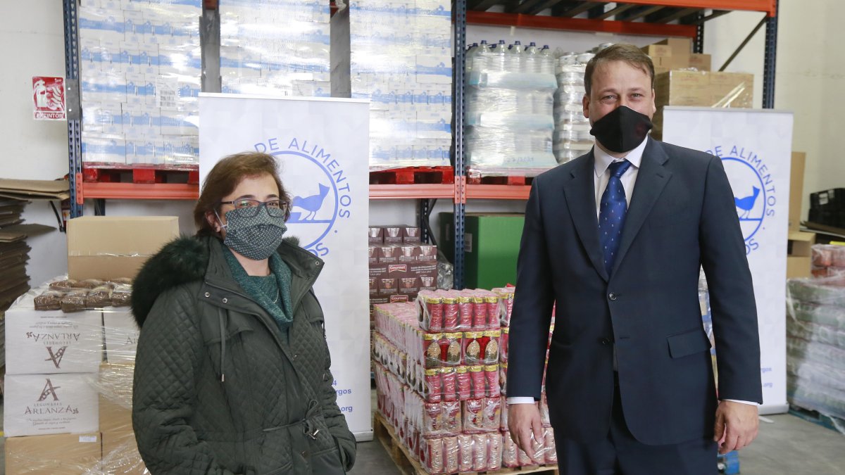 El Colegio de Abogados dona al Banco de Alimentos. RAÚL G. OCHOA