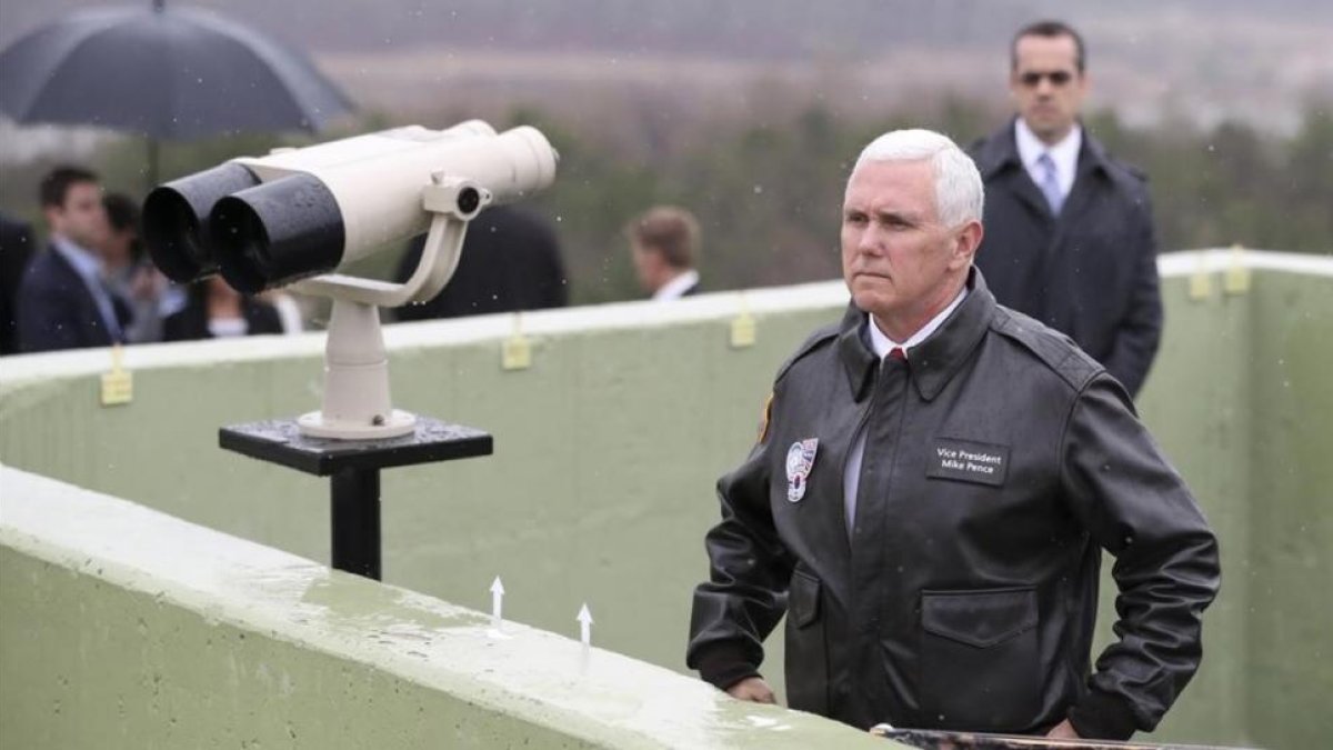 Pence, en un puesto de observación de la Zona Desmilitarizada.-AP / LEE JIN-MAN