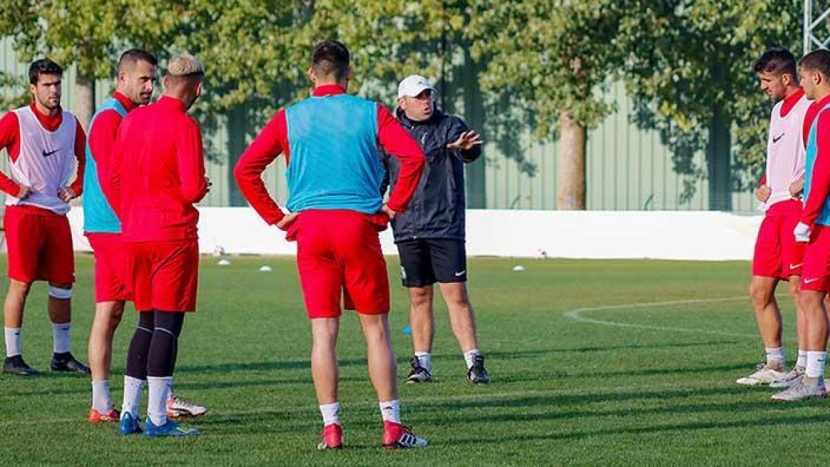 Fosky da instrucciones a los jugadores durante un entrenamiento.-ALBA DELGADO / BURGOS CF