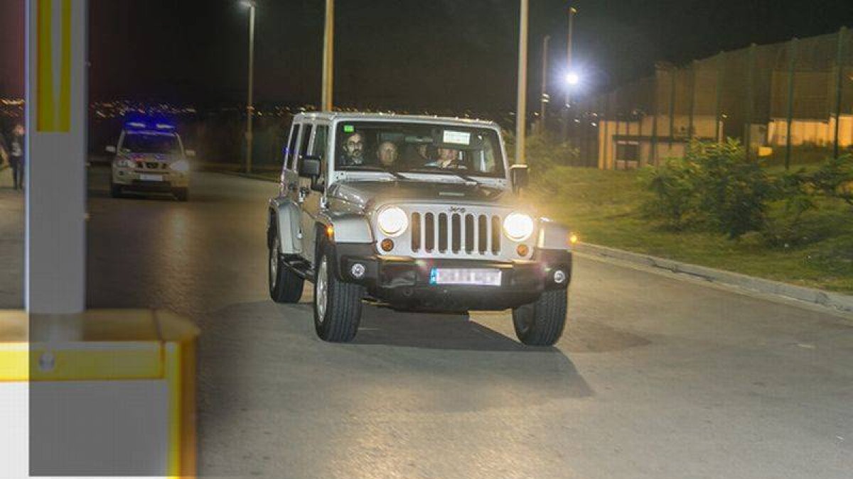 Los Núñez, con chófer y abogado, a la entrada de la cárcel de Quatre Camins, anoche.-Foto: JOAN PUIG