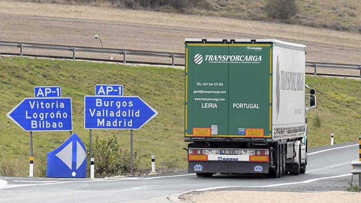 Un camión circula por la autovía en dirección a Burgos. El cartel todavía hace referencia a la extinta autopista AP-1.-ICAL