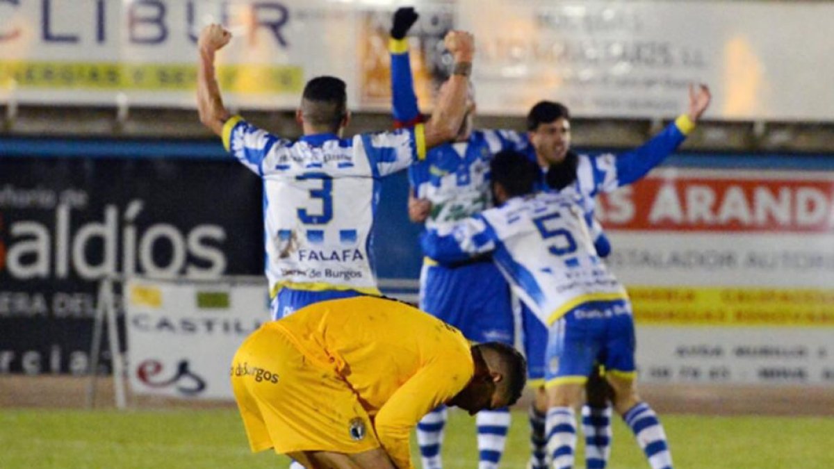 La Arandina celebra el empate frente a un cabizbajo Ander Vitoria.-ALBERTO CALVO