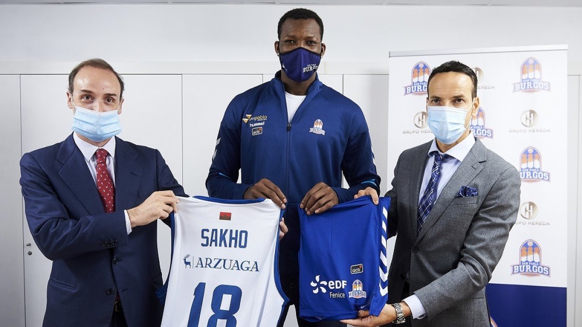 Iñigo Bertrand (EDF), Sakho y Félix Sancho (Hereda San Pablo) posan tras la rueda de prensa. B. B. HOJAS / SPB