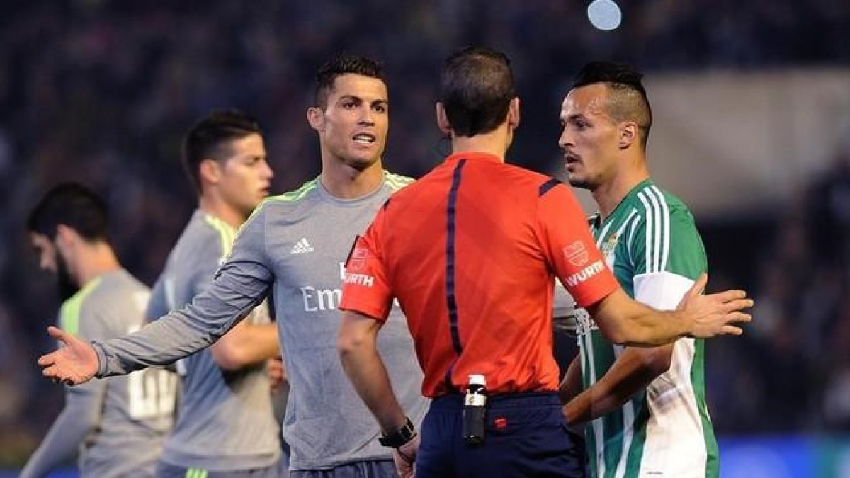 Cristiano Ronaldo protesta al árbitro Martínez Munuera durante el partido contra el Betis.-AFP / CRISTINA QUICLER