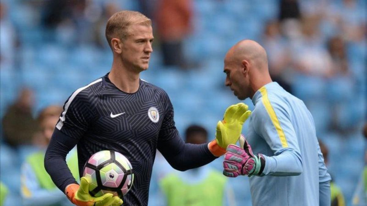 Hart y Caballero, antes de un partido del City.-AFP / OLI SCARFF
