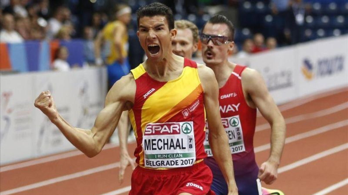 Adel Mechaal celebra el éxito en los 3.000 metros de Belgrado.-AP / MARKO DROBNJAKOVIC