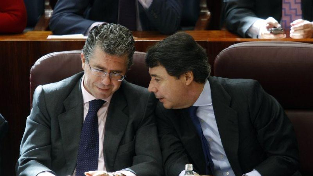 Ignacio González y Francisco Granados charlando en la Asamblea de la Comunidad en 2010.-EL PERIÓDICO