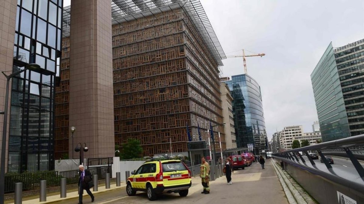 Equipos sanitarios acuden al Edificio Europa de Bruselas.-AFP / EMMANUEL DUNAND