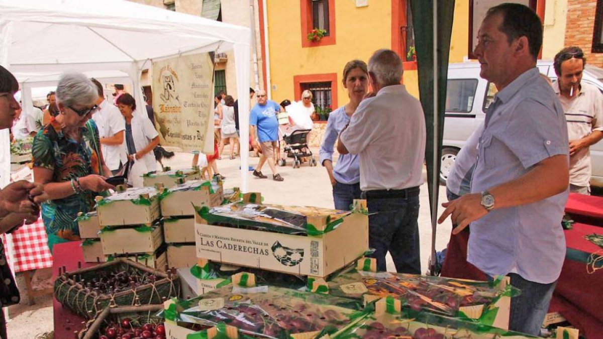 La fruta caderechana está ya presente en numerosas ferias de la provincia.-G. G.