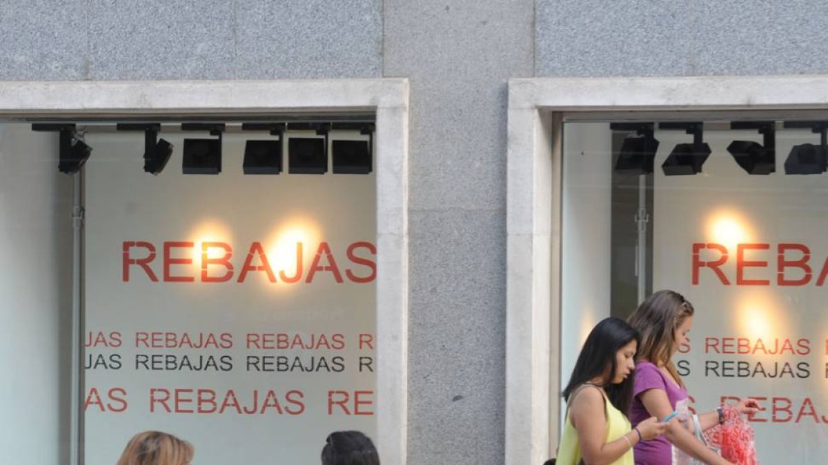 Hoy arranca el periodo de rebajas con fuertes descuentos para aliviar stock.-ISRAEL L. MURILLO