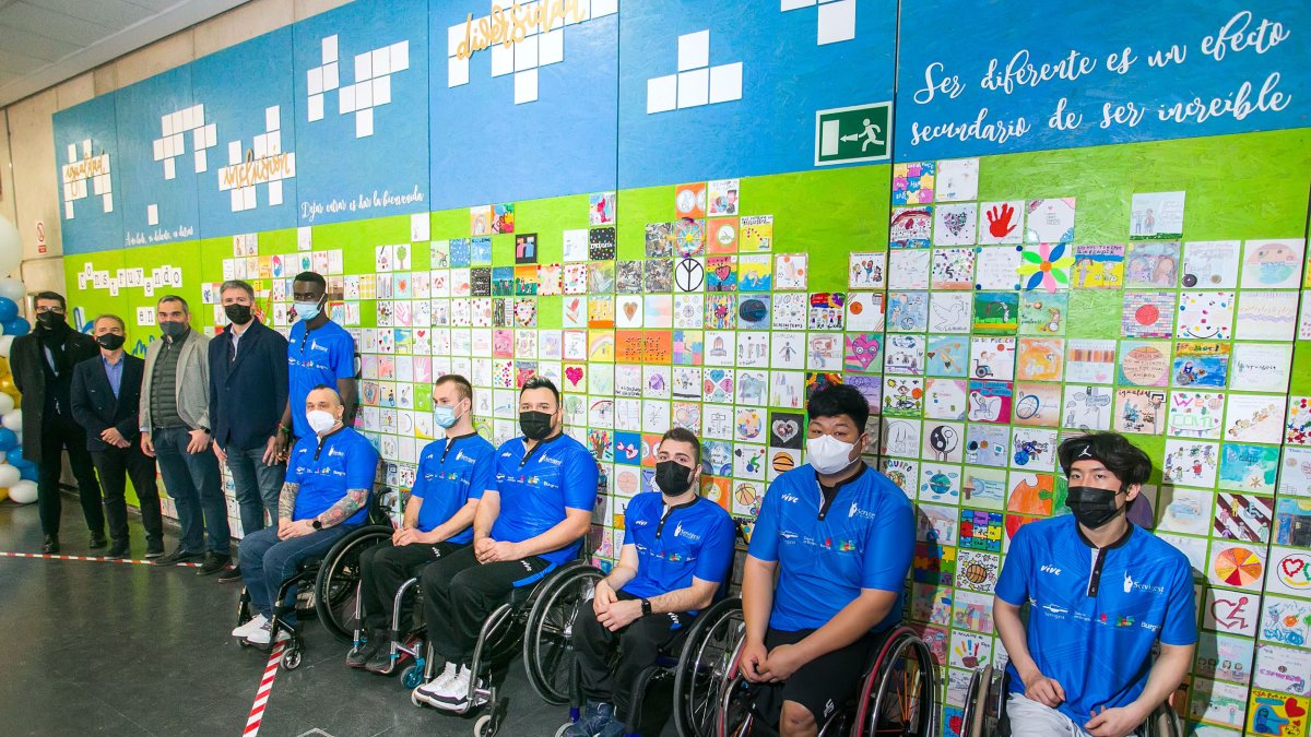 Miembros de la fundación y del club Servigest posan junto al concejal de Deportes frente al mural. TOMÁS ALONSO