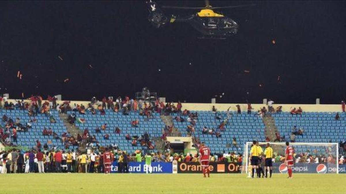 Un helicóptero de la Policía sobrevuela el estadio de Malabo entre una lluvia de objetos.-Foto: AFP / ISSOUF SANOGO