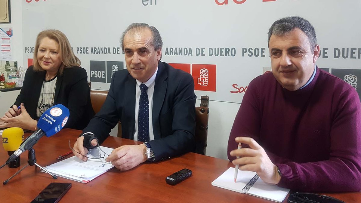 Luis Briones (centro) compareció ante la prensa junto a los concejales, Amparo Simón y Ángel Rocha. L. V.