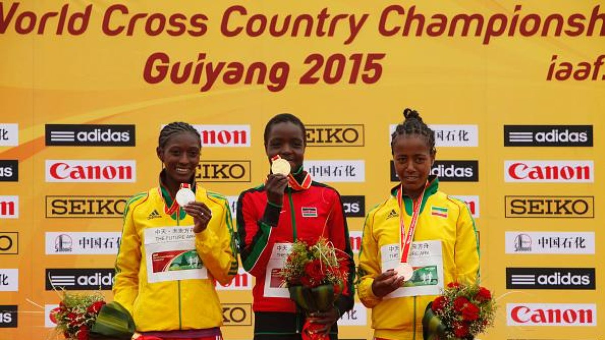De izquierda a derecha, Tefere, Tirop y Gudeta en el podio del último campeonato del mundo de cross.-