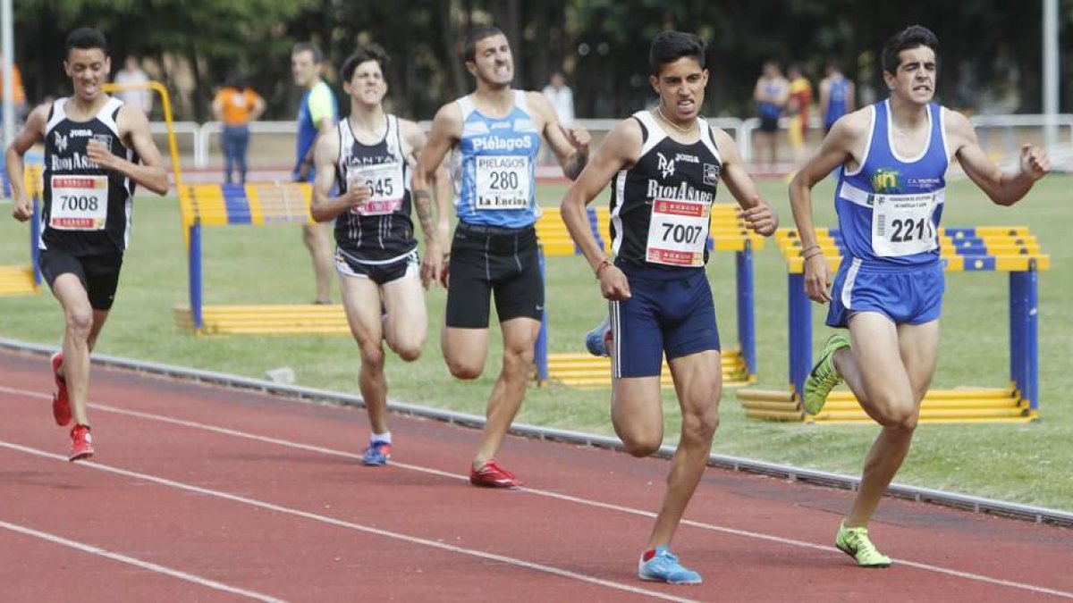 Un momento de la prueba de los 800 metros.-RAÚL OCHOA