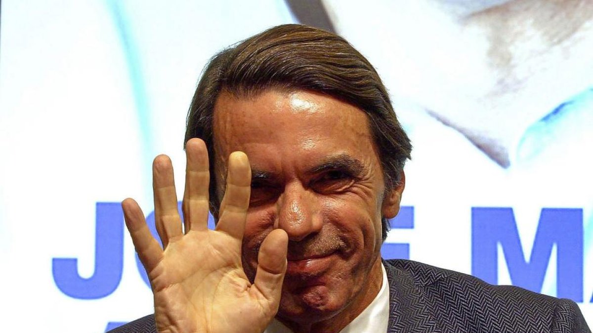 José María Aznar, en la firma en Valladolid de su primer libro de memorias, en 2012.-ICAL