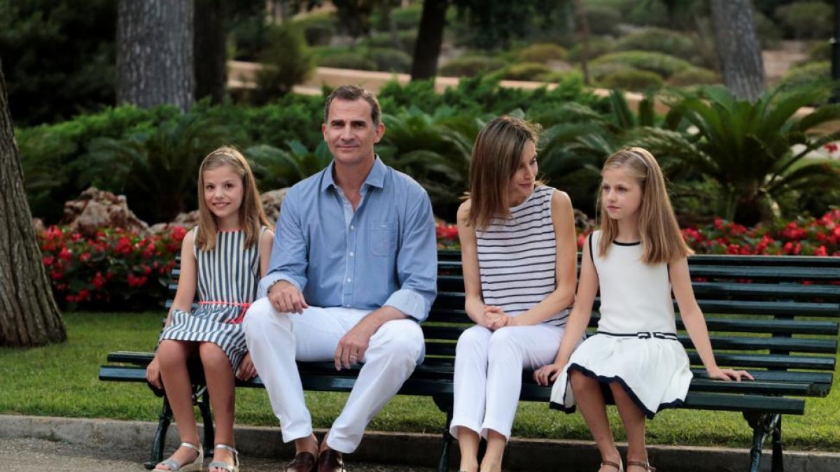 Felipe y Letizia, con Leonor y Sofía, en el tradicional posado de verano en Mallorca.-ENRIQUE CALVO / REUTERS