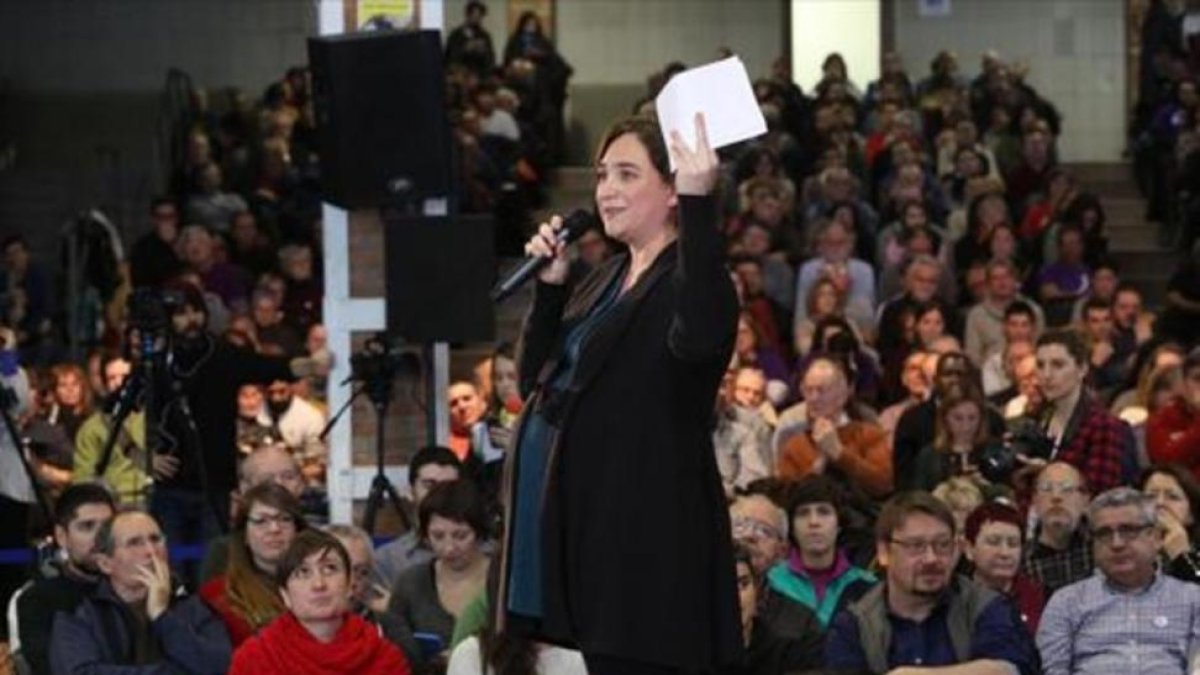 La alcaldesa de Barcelona, Ada Colau, en las Cotxeres de Sants.-ELSENDA PONS