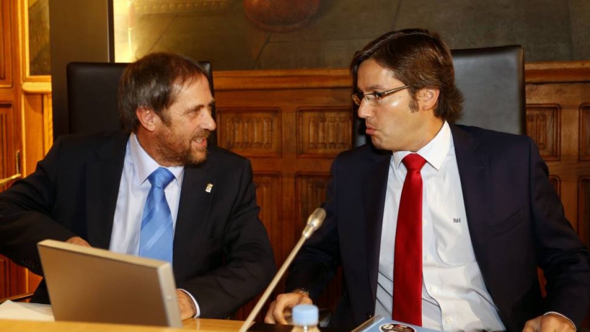 El presidente de la Diputación de León, Emilio Orejas, preside la sesión plenaria de carácter extraordinario-Ical