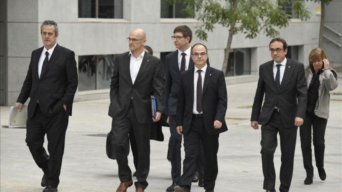Forn, Romeva, Mundó, Turull, Rull y Borràs, camino del Supremo, el 2 de noviembre del 2017.-AFP / GABRIEL BOUYS