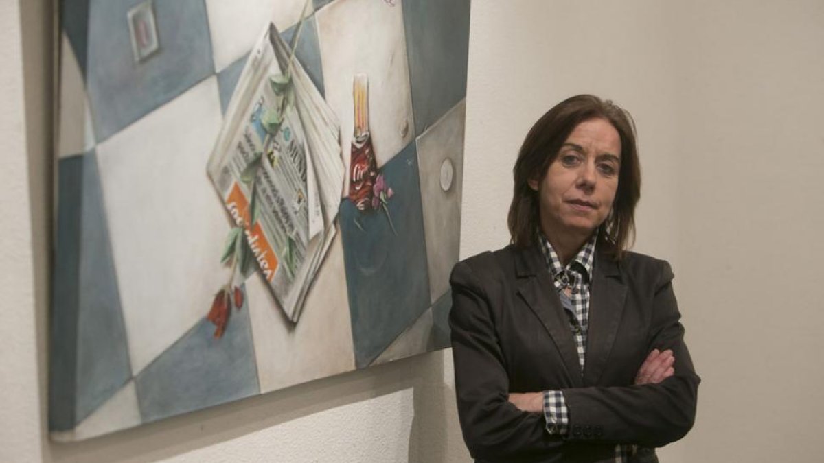 Mariángel González, junto a una pintura que se recrea en el paso del tiempo desde una mirada política y, sin pretenderlo, muy actual.-Raúl Ochoa