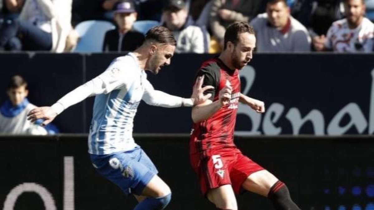 Odei Onaindia (Mirandés) pugna por el balón con Sadiku (Málaga) en el último partido-LA LIGA