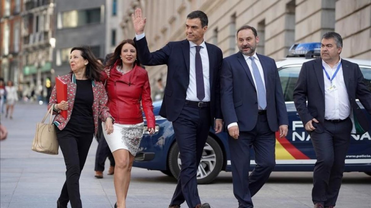 Pedro Sánchez llega al Congreso junto a sus principales colaboradores, este viernes.-/ JOSÉ LUIS ROCA