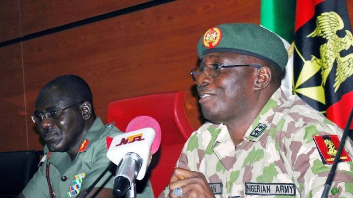 Imagen de archivo del jefe del Ejército de Nigeria, Tukur Buratai (a la izquierda).-Foto: AFP