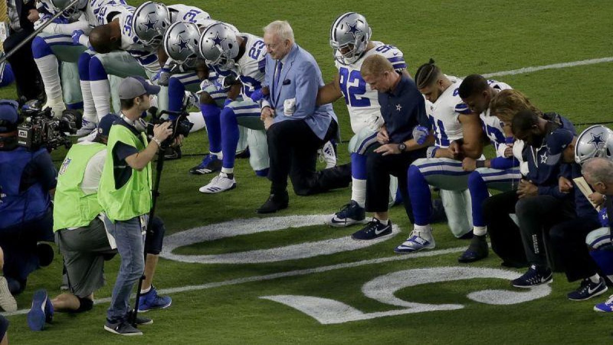 Los jugadores de fútbol americano protestan contra Trump y contra la violencia racial.-ATLAS