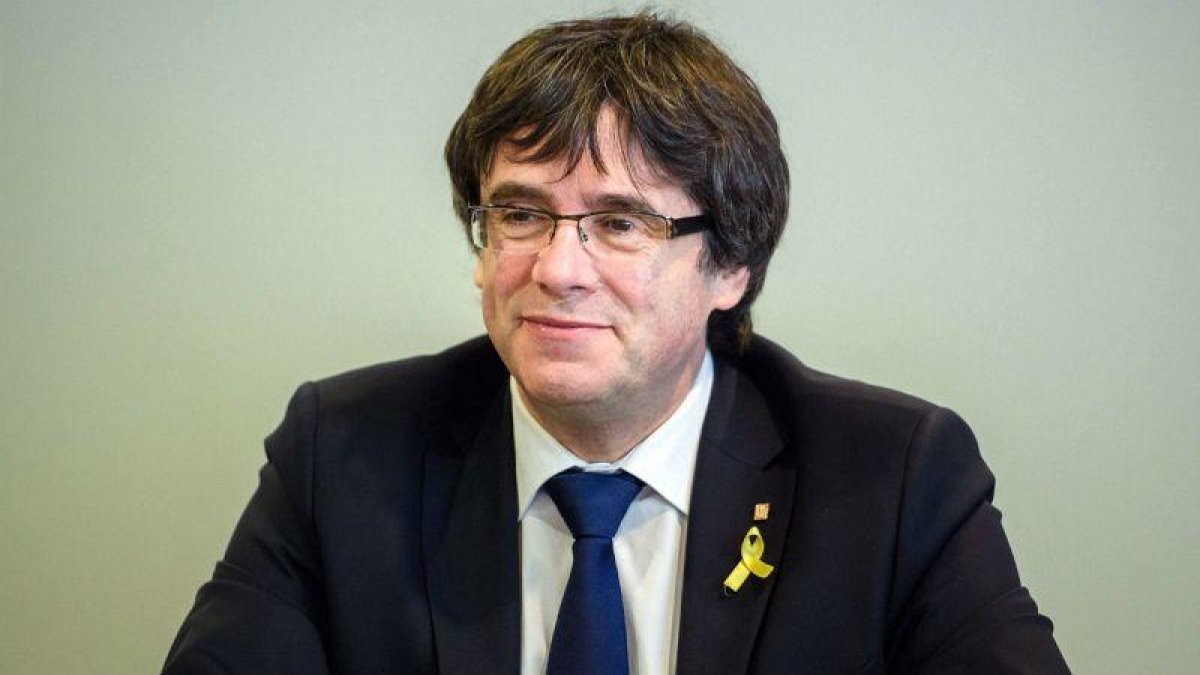 Carles Puigdemont, durante una reunión en Berlín con diputados de Junts per Catalunya.-GREGOR FISCHER (AFP)
