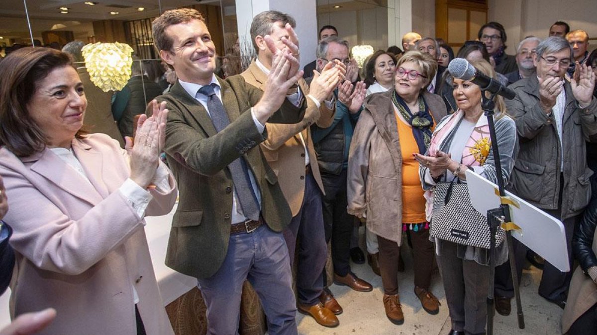 Pablo Casado aplaude durante el encuentro de ayer con afiliados.-SANTI OTERO