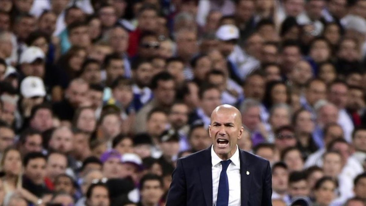 Zinedine Zidane durante el Clásico en un Santiago Bernabéu abarrotado.-AFP