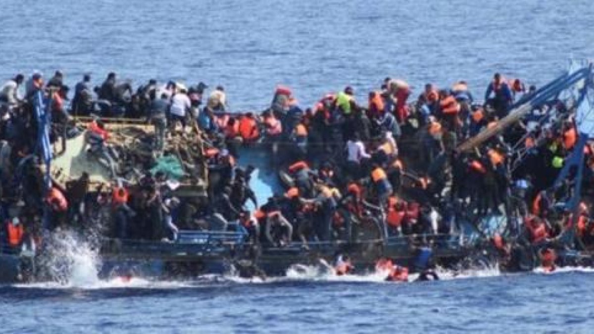 Unos niños sirios esperan junto a otros refugiados para cruzar la frontera entre Macedonia y Serbia, cerca de Miratovac, el 26 de enero del 2016.-AFP