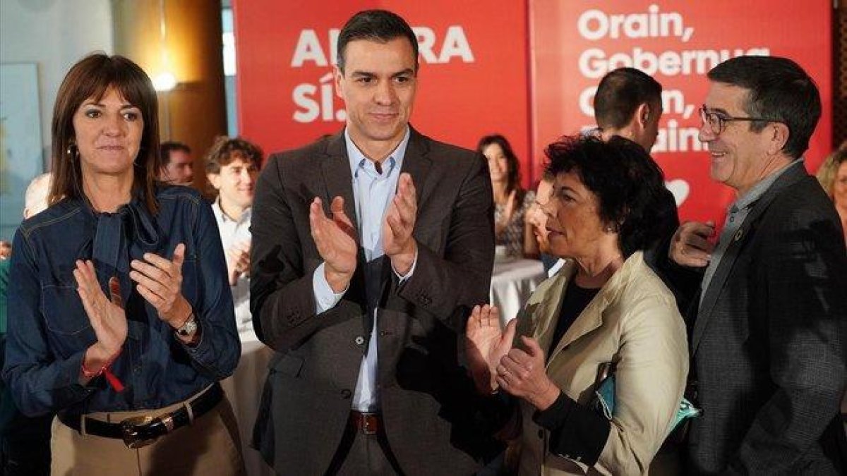 La Secretaria General de los Socialistas Vascos, Idoia Mendia, el presidente del Gobierno en funciones, Pedro Sánchez, la ministra de Educación y Portavoz del Gobierno en funciones, Isabel Celaá, y Patxi López en Vitoria.-EUROPA PRESS