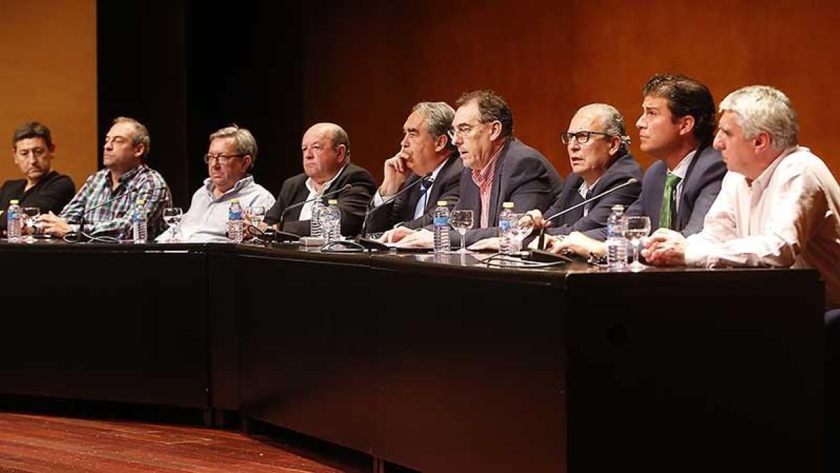 La directiva del CB Tizona se dirige a los abonados durante una asamblea.-RAÚL OCHOA